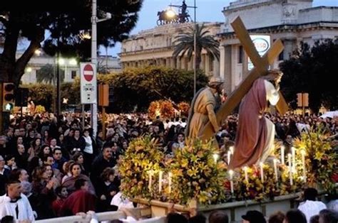 Rappresentazione iconografica della Via Crucis o processione solenne in contesto parrocchiale