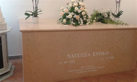 Foto della tomba di Natuzza Evolo all'interno del complesso di Paravati