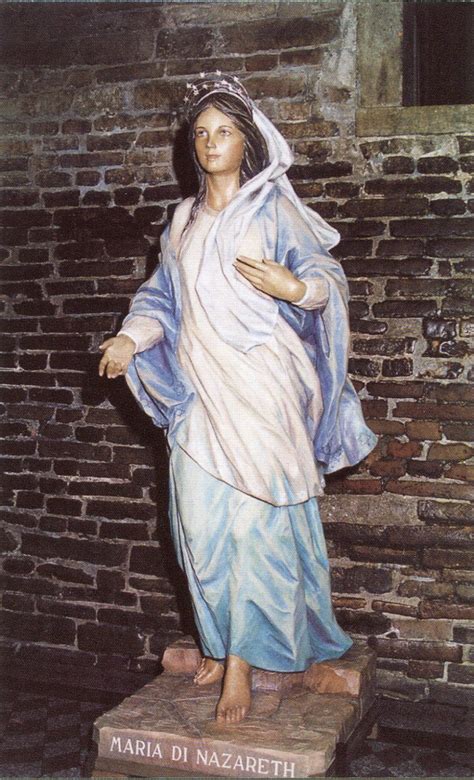 foto della statua di Maria di Nazareth durante la peregrinatio