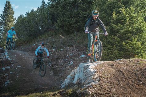 Ciclisti in azione su un percorso di montagna