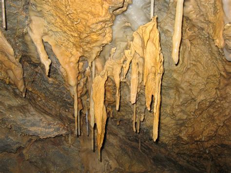 Schema illustrativo della morfologia delle concrezioni stalattitiche in una grotta dedicata al culto micaelico