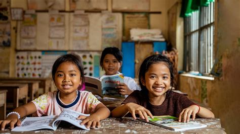 illustrazione di bambini abbandonati che ricevono aiuto e istruzione