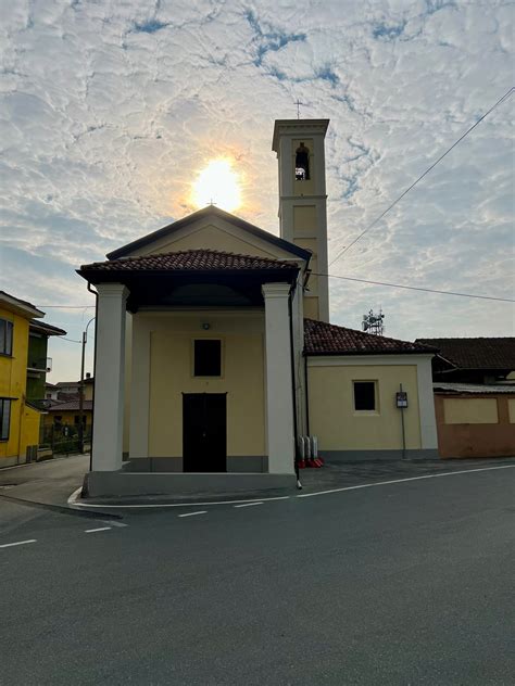 Foto della chiesa di San Rocco a Sora all'alba, con fedeli in attesa