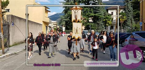 Foto della processione di San Rocco a Sora con fedeli e ceri votivi