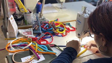 Volontari al lavoro in un laboratorio sartoriale inclusivo