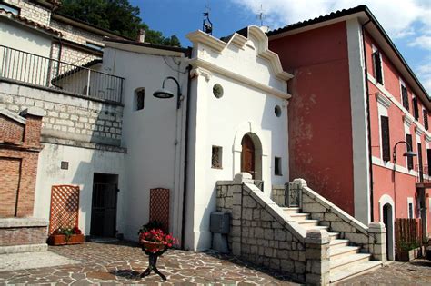 Veduta esterna della Chiesa di Santa Lucia a Serravalle di Chienti