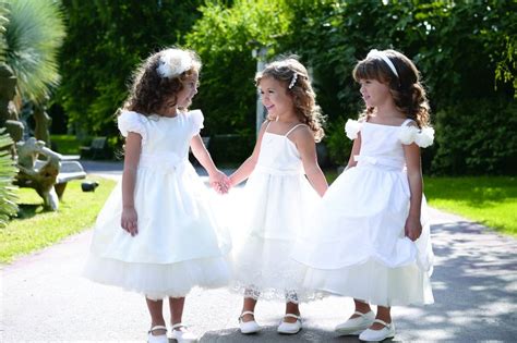Foto di bambine damigelle in abiti eleganti ma non eccessivamente elaborati, che mostrano diverse lunghezze e stili