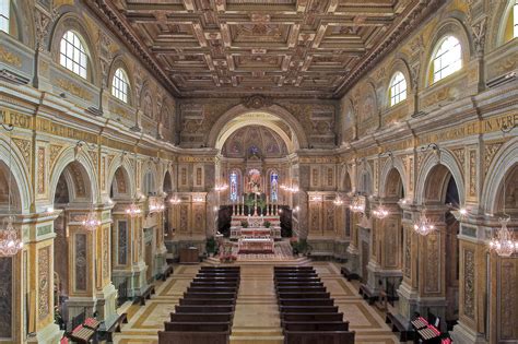 Interno della Basilica di San Nicola a Tolentino