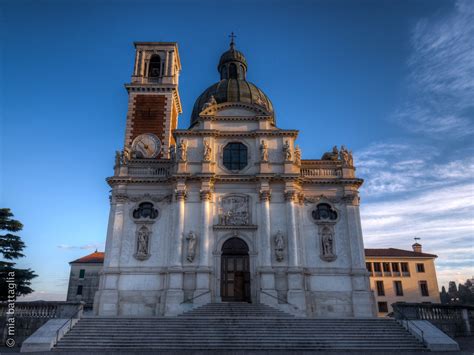 Vista panoramica del Santuario di Monte Berico con la scalinata e l'arco palladiano.