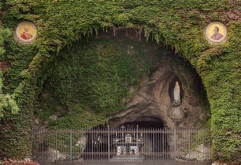 Illustrazione della Grotta di Lourdes