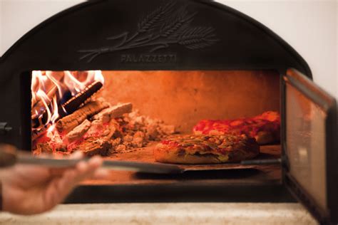 Foto di piatti tradizionali calabresi o pizza cotta nel forno a legna