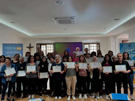 Foto di un gruppo di catechisti e animatori in formazione