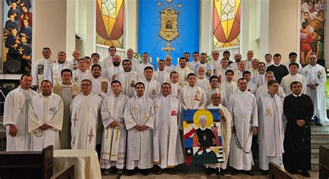 Sacerdoti in abito corale durante una celebrazione liturgica