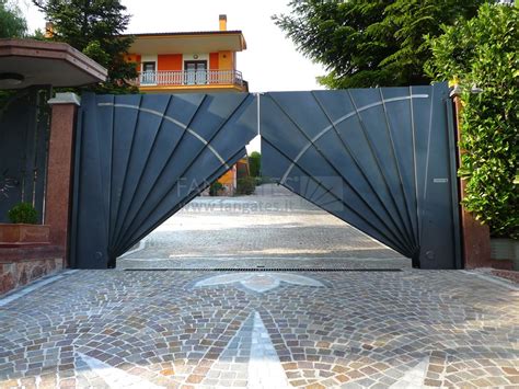 Foto di un garage moderno con cancello automatico