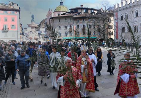 processione con palme e ramoscelli d'ulivo