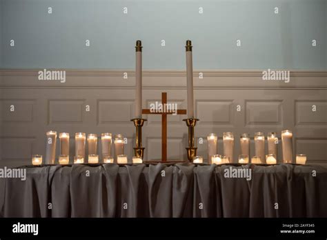 Candele accese su un altare durante una celebrazione religiosa