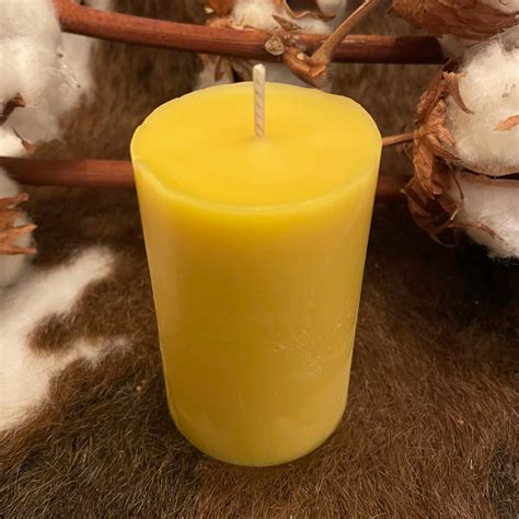 Foto ravvicinata di una candela in cera d'api naturale di colore miele