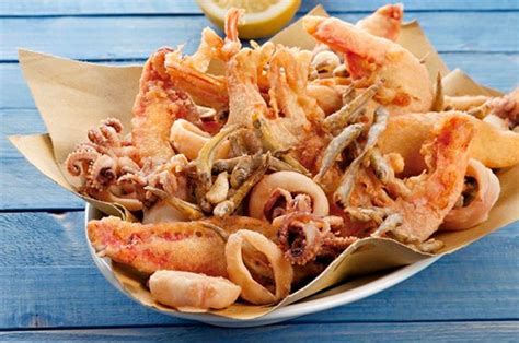 Piatto tipico pugliese con frittura di pesce o salumi e formaggi