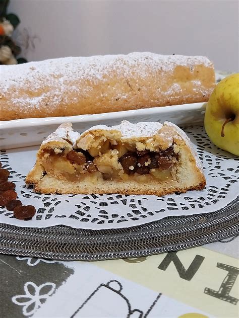 Menu festivo o dessert strudel di mela
