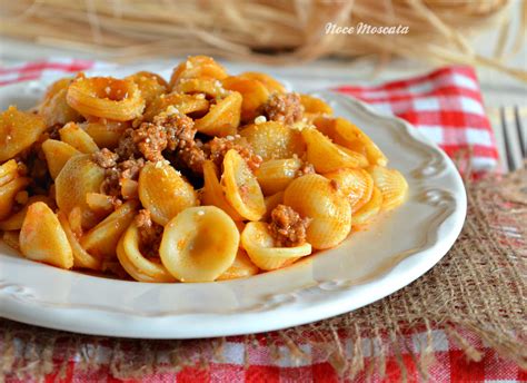 Piatto di orecchiette con salsiccia o arrosto di maialino