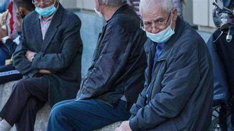 Volontari che assistono anziani