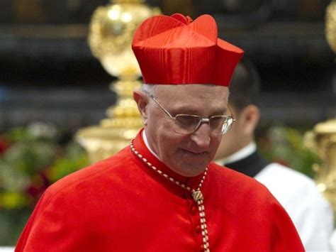 Ritratto del Cardinale Fernando Filoni in abiti cardinalizi e croce pettorale