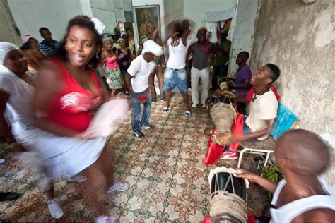 Tamburi batá durante una cerimonia di Santería a Cuba