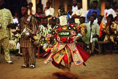 Maschere rituali del culto Egungun in una celebrazione tradizionale