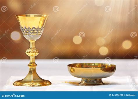 Illustrazione dell'Eucaristia: pane e vino sull'altare con raggi di luce.