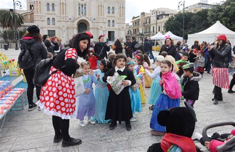 Foto di bambini vestiti in maschera che chiedono dolcetti