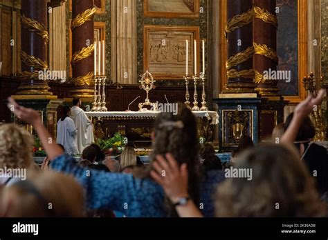 Persona in preghiera silenziosa durante l'adorazione eucaristica