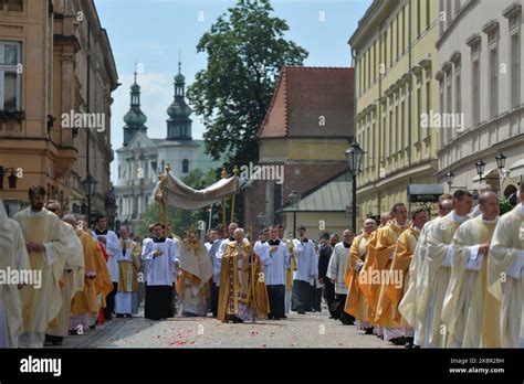Foto di una processione eucaristica in un centro storico