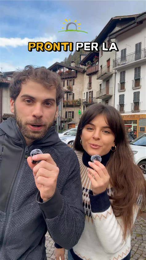 Foto di persone che gustano prodotti tipici durante una sagra in piazza ad Agerola