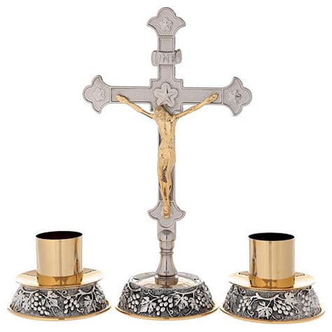 disposizione croce candelabri altare liturgico