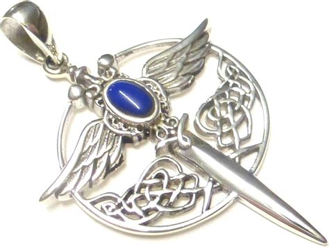 Dettaglio ravvicinato della medaglia e della spada di San Michele Arcangelo incise su una collana