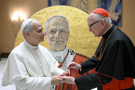 Ritratto di Papa Francesco sorridente con sfondo del Vaticano