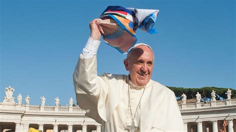 Papa Francesco mentre saluta i fedeli, esprimendo vicinanza e semplicità