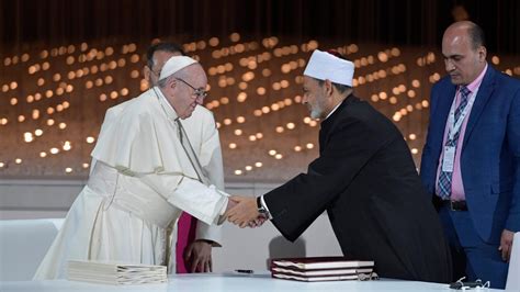 Papa Francesco firma la Dichiarazione sulla Fratellanza Umana con l'Imam di Al-Azhar