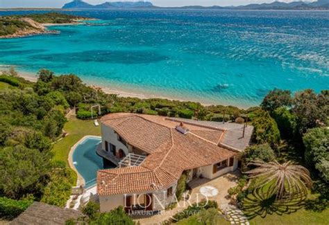 Panoramica di una villa con vista mare sulla costa occidentale della Sardegna