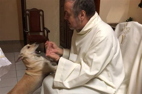 Parroco che accoglie i fedeli in chiesa