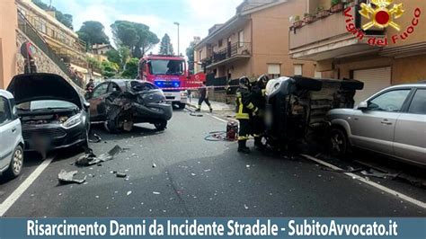 Tematica: sacerdote in primo piano con elementi che richiamano un incidente stradale e un tribunale