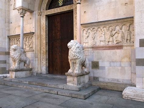 Foto dettagliata dei leoni stilofori e del profeta Isaia all'interno della Pieve