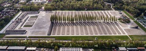 Foto rispettosa del Memoriale del Campo di Concentramento di Dachau in un giorno sereno