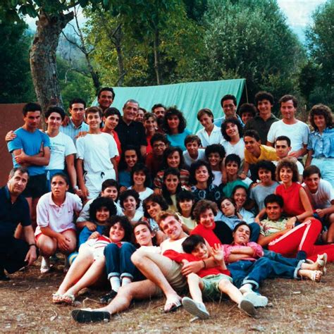 Foto dell'Oratorio Don Tonino Bello a Squinzano con ragazzi che partecipano a un'attività di gruppo all'aperto