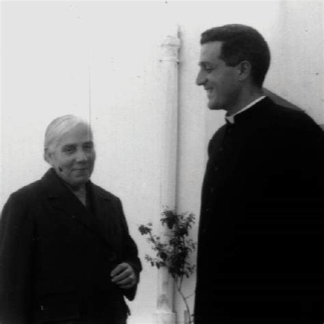 Foto storica di Don Tonino Bello giovane sacerdote