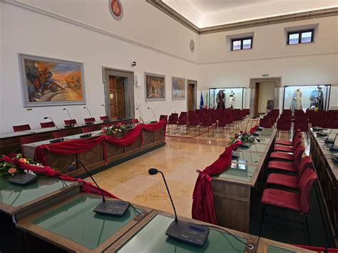 Illustrazione stilizzata della sala consiliare di Santa Monica con studenti seduti sugli scranni.