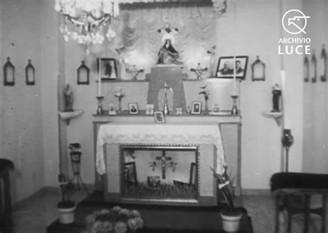 Foto di un altarino mariano tradizionale in casa o in strada