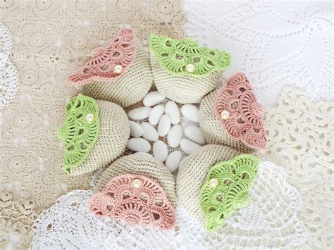 Galleria di rosari all'uncinetto in diversi colori, perfetti come bomboniere