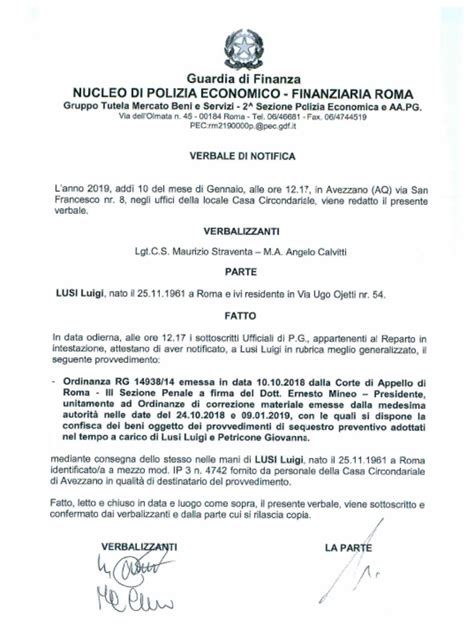 Semplificazione grafica di un'inchiesta giudiziaria: il ritrovamento di prove digitali (chiavette USB, tablet, smartphone) durante le perquisizioni.