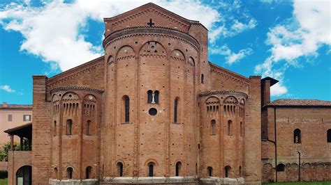 Veduta esterna dell'Abbazia di Nonantola, esempio di architettura romanica